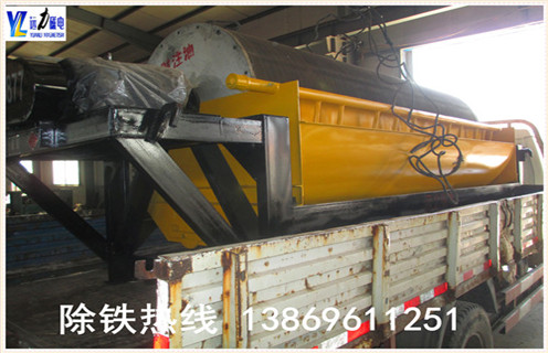 抛丸机永磁筒式磁选机工作原理：  　　经原料矿石筛选后由进料器从干式磁选机的顶部,通过料斗连接,在流动到顶部的辊子松动,状态下降时,铁磁性材料通过重力和磁力,快速落在滚筒上,并吸附在滚筒表面.  　　非磁性有色金属材料在重力作用下落在磁性材料的外面.这些材料随着筒体的旋转,非磁性材料在重力作用下从气缸下落,在滑槽中.含铁磁性材料吸附在圆筒的表面上并继续旋转,直到其不具有磁力.材料从带式输送机排出,并最终分成含铁材料和无铁材料.  　　3.抛丸机永磁筒磁选机实验  　　潍坊雷速网页版配备各类选矿实验的磁选设备,型号齐全,优质低价,可定制,并且公司成立了大型选矿实验室,可以普通的金属矿物和非金属矿物加工在机器上和实验室为客户分析其成份,并为客户推荐客户使用相关型号.