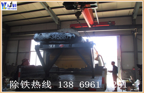 为什么普通型干式磁选机的跑尾情况比较高,潍坊雷速网页版生产的干式磁选机具有磁系设计结构先进.整机重量轻.运转快速可靠.而且维修方便.干式磁选机非常适用于干旱缺水地区, 这样不仅能够节省水资源,而且能够为客户降低选矿成本,为超贫磁铁矿开采和利用开辟了一条新途径.​