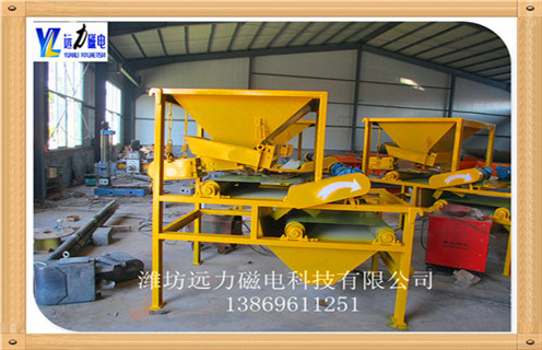 2.关于干式磁选机内部的杂物和润滑作用,设备主要是选铁工作,要定期的对设备内清理,如果发现底部有掉落的杂物料,要及时的清理,而且对轴承之间要及时的清楚杂物然后做好润滑作用,防止对其的损坏. 3.关于干式磁选机发热的情况,常见发热是电机的发热,或者是物料的处理方法不对,如果有此情况要及时的检查线路问题,看电压是否稳定,线路是否正常,如果有老化要更换,夏天是最容易发热的,对设备要做好避暑工作. 4.干式磁选机工作时产生强大的磁场,使其中杂铁会以极快的速度冲击本体,为保证冲击力不致对干式磁选机造成影响,安装有专利技术弹性悬吊装置,用于吸收冲击能量,雷速网页版干式磁选机有效保护长期稳定的工作.